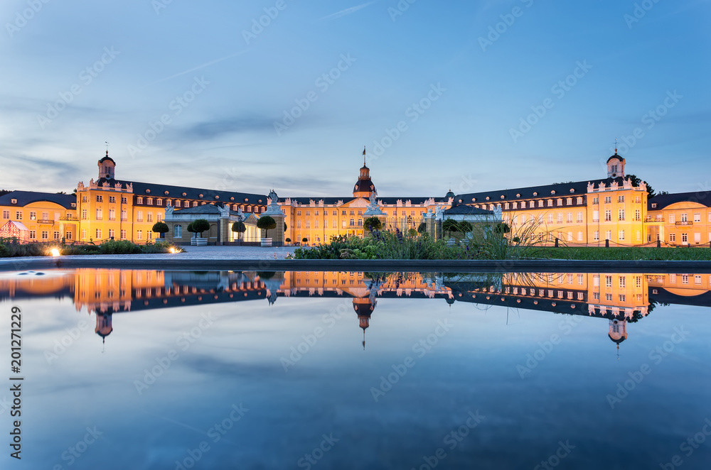 Schloss Karlsruhe bei Dämmerung