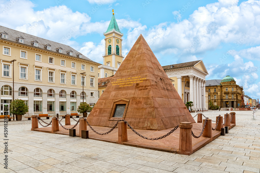 Karlsruher Marktplatz mit Pyramide